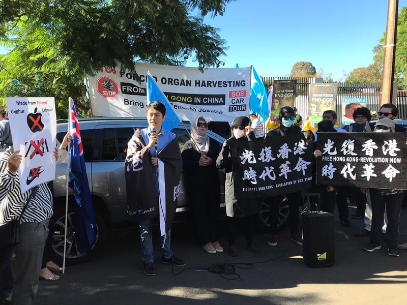 中領館南澳開幕 許智峯等數百人示威高呼「中共可恥」