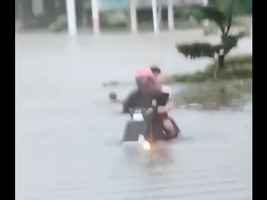 廣州暴雨多條街道嚴重積水 沿街商舖被淹