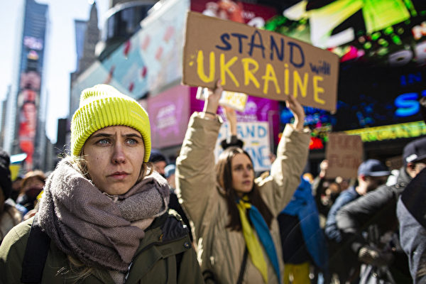 2022年2月26日，民眾在紐約時代廣場舉行集會，聲援烏克蘭和其人民。（KENA BETANCUR/AFP via Getty Images）