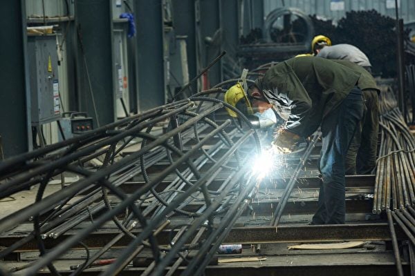  2020年5月15日，在中國浙江省杭州市的一家工廠，一名操作工人在進行鋼板焊接。（STR/AFP/Getty Images）