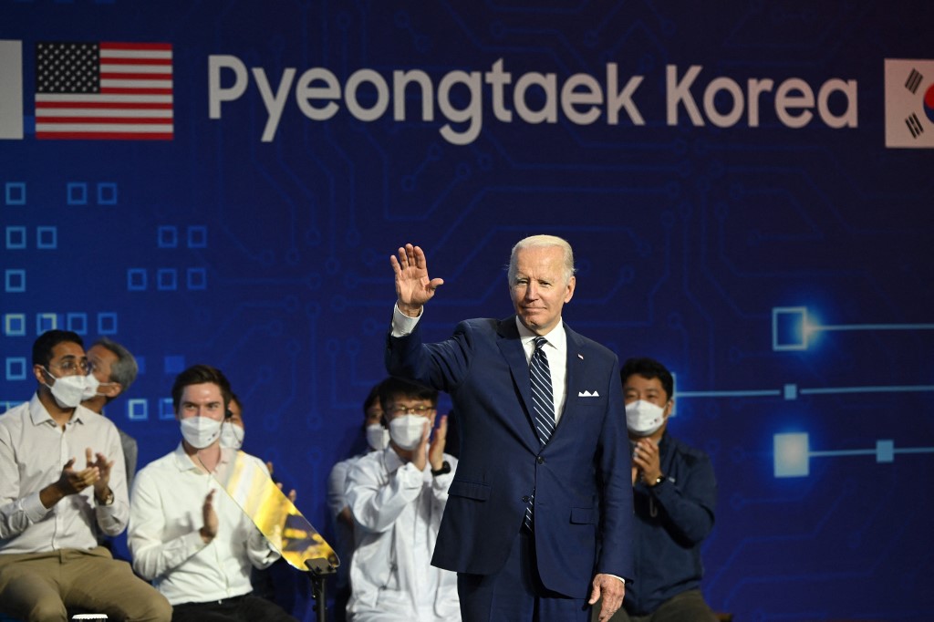 ​2022年5月20日，美國總統拜登在訪問南韓期間，參觀位於平澤的三星電子工廠後揮手致意。（Saul Loeb/AFP）