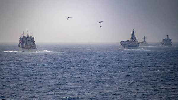 2022年1月13日，美軍卡爾文森號航母（CVN70）打擊群和艾塞克斯號兩棲（LHD2）戰備群（ESX ARG）在南海共同演練，補給艦謝潑德號（T-AKE 3）正在進行海上垂直補給。（美國海軍）