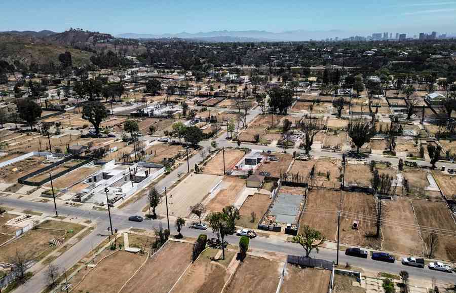 特朗普命令簡化程序 以加速加州野火後重建