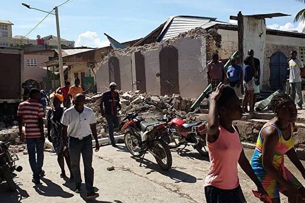 周六（8月14日）早上，海地西南部發生7.2級大地震，造成至少227人死亡。教堂、酒店和房屋被夷為平地。（Photo by Tamas JEAN PIERRE / AFP）