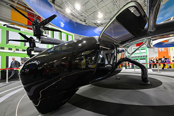 2023年6月19日，法國勒布爾熱（Le Bourget），在巴黎國際航空展期間，現場展出一架Midnight Archer飛機。（Emmanuel Dunand/AFP）