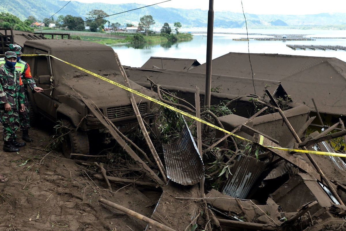 2021年10月16日，印尼軍事人員在峇里島邦利縣的山泥傾瀉現場工作。 （DIMAS DHANI/AFP via Getty Images）