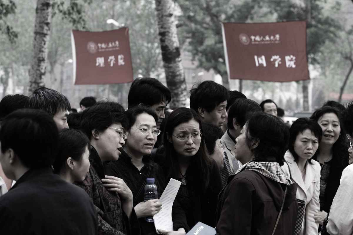 2008年4月19日，中國北京，中國人民大學（RUC）在一年一度的全國高考前的校園開放日上，家長們諮詢招生信息。（China Photos/Getty Images）