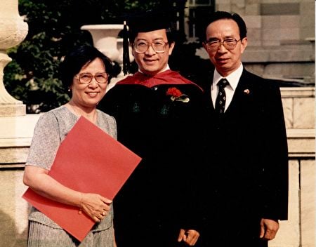1983年，黃強從哈佛醫學院畢業時和父母合照。（黃強提供）