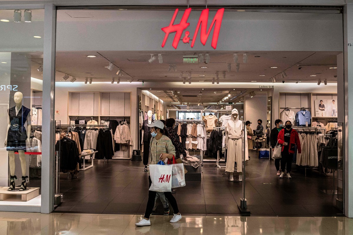 位於北京的一家H&M門店。（NICOLAS ASFOURI/AFP via Getty Images）