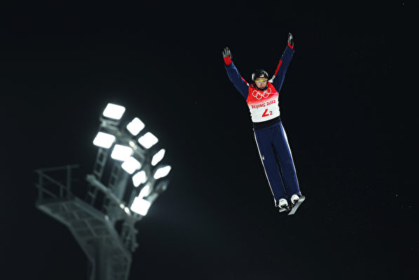 2022年2月10日，美國選手克里斯托弗‧利利斯（Christopher Lillis）參加北京冬奧會自由滑雪空中技巧混合團體決賽。（Ezra Shaw/Getty Images）