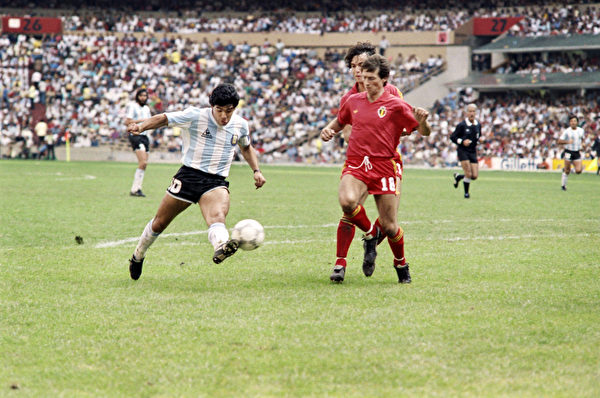 1986年世界盃，馬勒當拿帶來了足球史上最精采的個人表演。圖為馬勒當拿在與比利時的比賽中射門瞬間。（Staff/AFP via Getty Images）