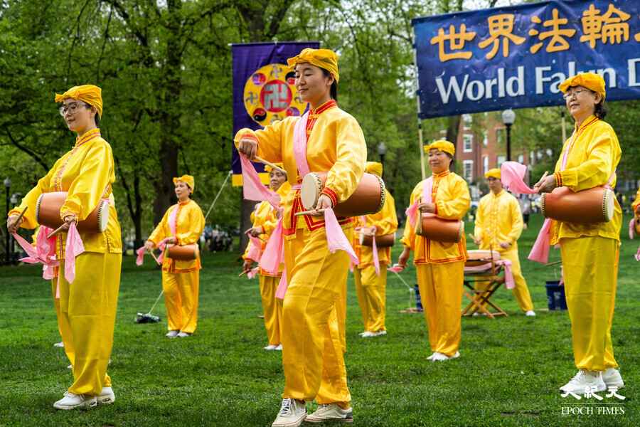 波士頓學員慶法輪大法日 祥和場面引遊客駐足