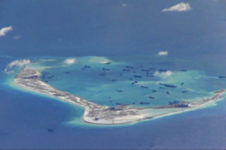 2015年5月2日，中國挖泥船在南中國海南沙群島的美濟礁及其周圍建造人工島。（美國海軍）