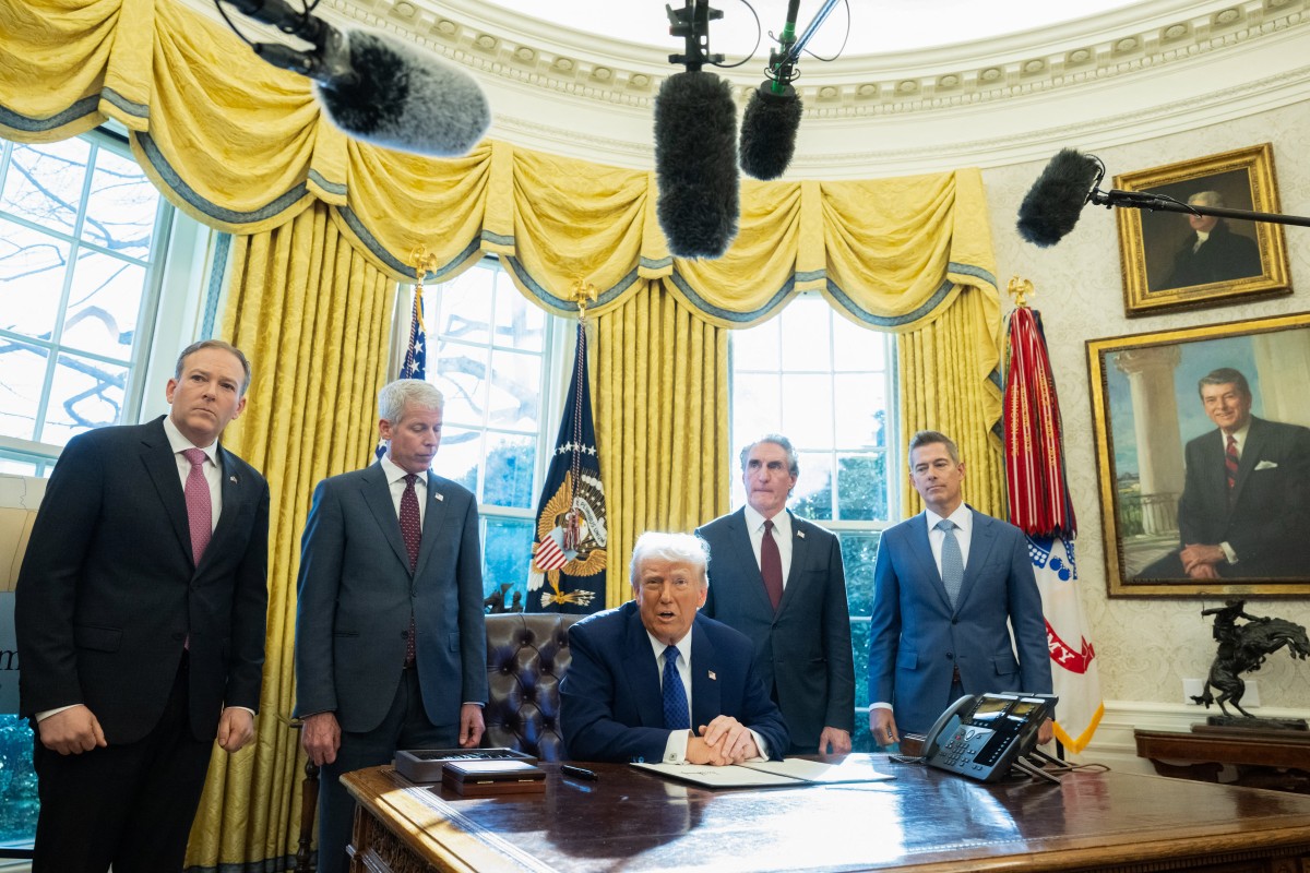 2025年2月14日,美國總統特朗普在白宮橢圓形辦公室簽署行政命令。(Saul Loeb/AFP)