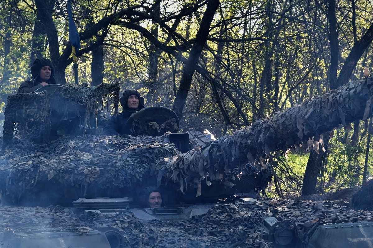 2023年5月7日，在俄羅斯入侵烏克蘭之際，亞當（Adam）戰術小組的烏克蘭軍人乘坐T-64坦克去往頓涅茨克州（Donetsk）巴赫穆特（Bakhmut）附近的前線。（Sergey Shestak/AFP via Getty Images）