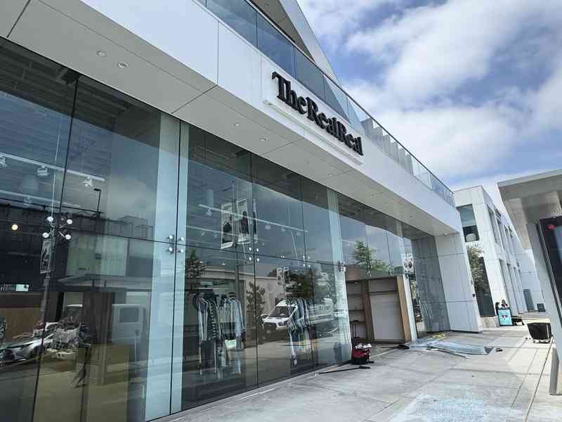 美加州接連發生「駕車撞店」式搶劫案 奢侈品零售店遭盜
