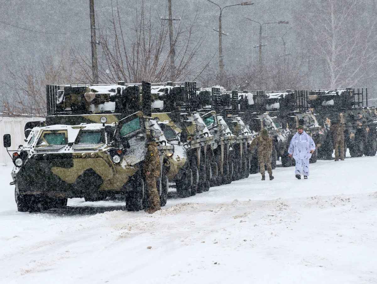 圖為烏克蘭武裝部隊的裝甲運兵車，1月31日停在哈爾科夫地區Klugino-Bashkirivka村附近的基地。（Sergey Bokok/AFP）