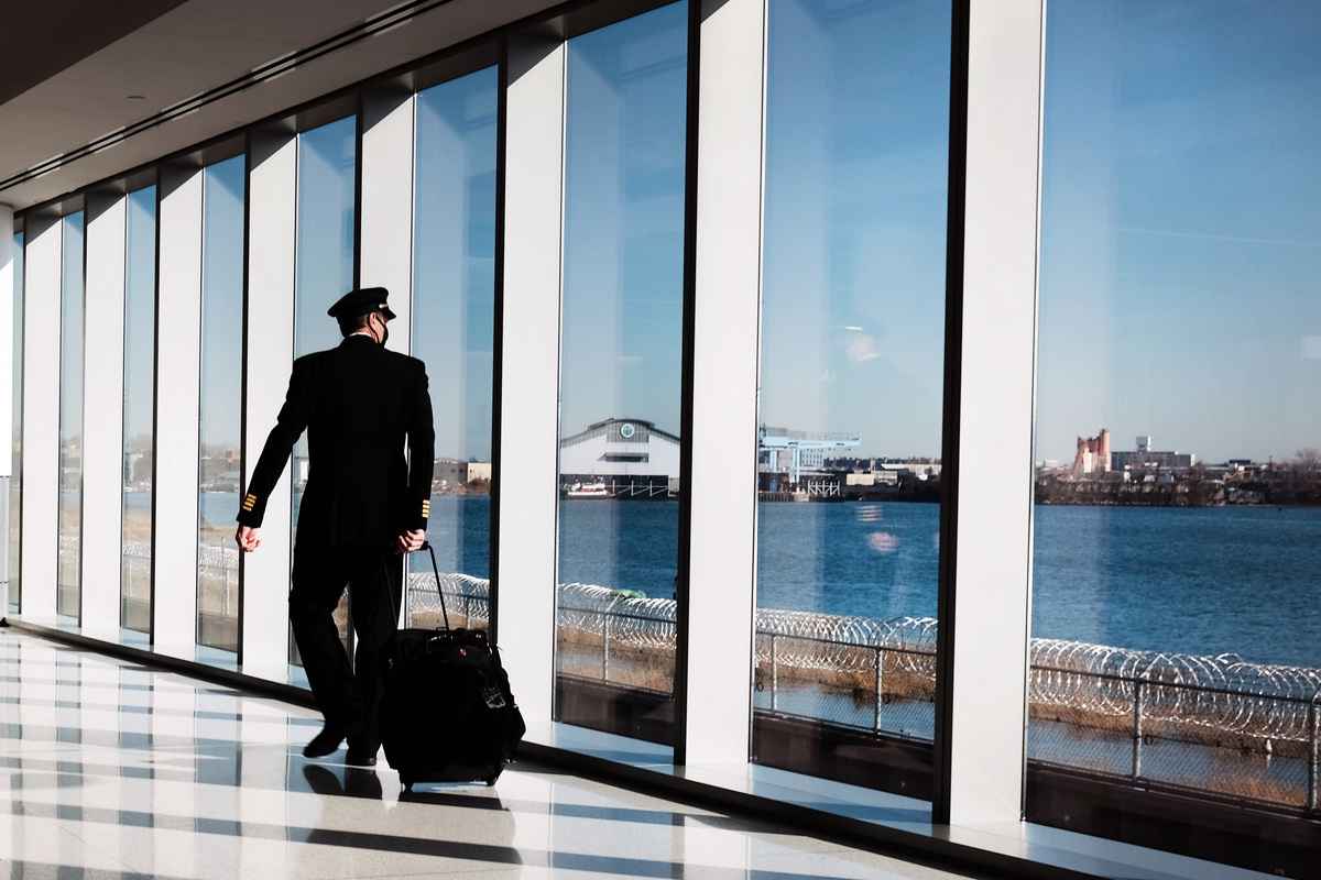 隨著全世界逐漸擺脫COVID-19的影響,飛行員短缺恐成航空業復甦的下一個重大挑戰。圖為2020年12月3日,一名飛行員行走在紐約市拉瓜迪亞機場(LaGuardia Airport)裏。(Spencer Platt/Getty Images)