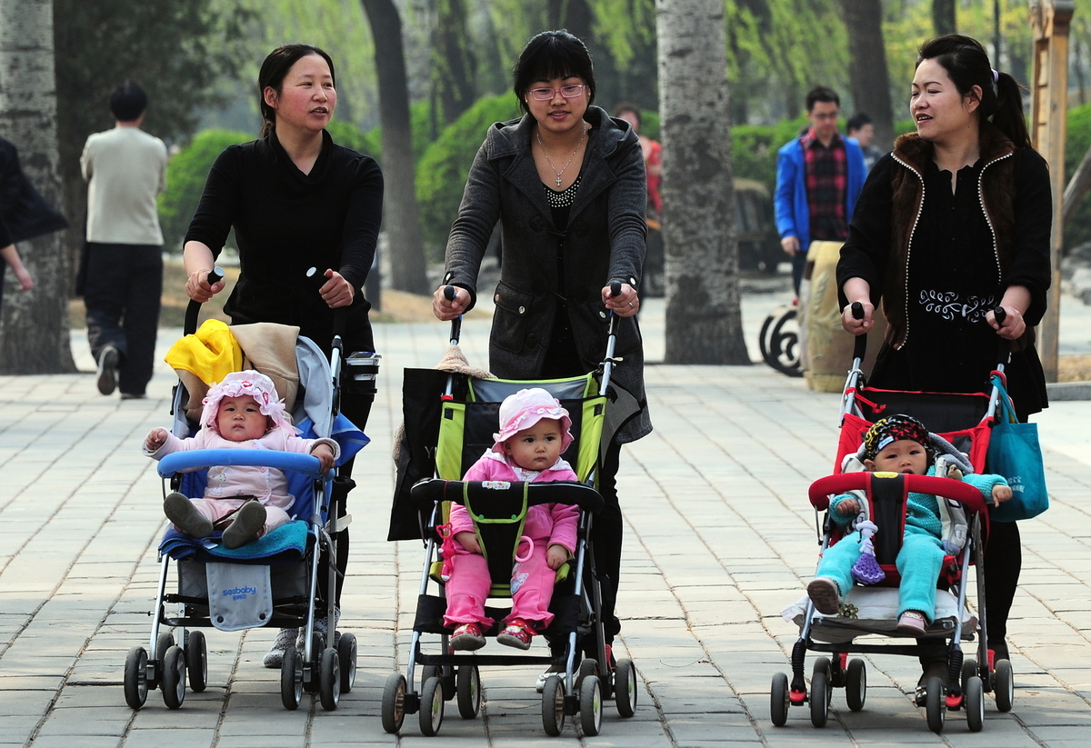 中國人生育意願低迷，2018年地方公佈的二孩出生數大幅下降。專家推測，中國人口去年呈現負成長，為70年來首次。（FREDERIC J. BROWN/AFP/Getty Images）