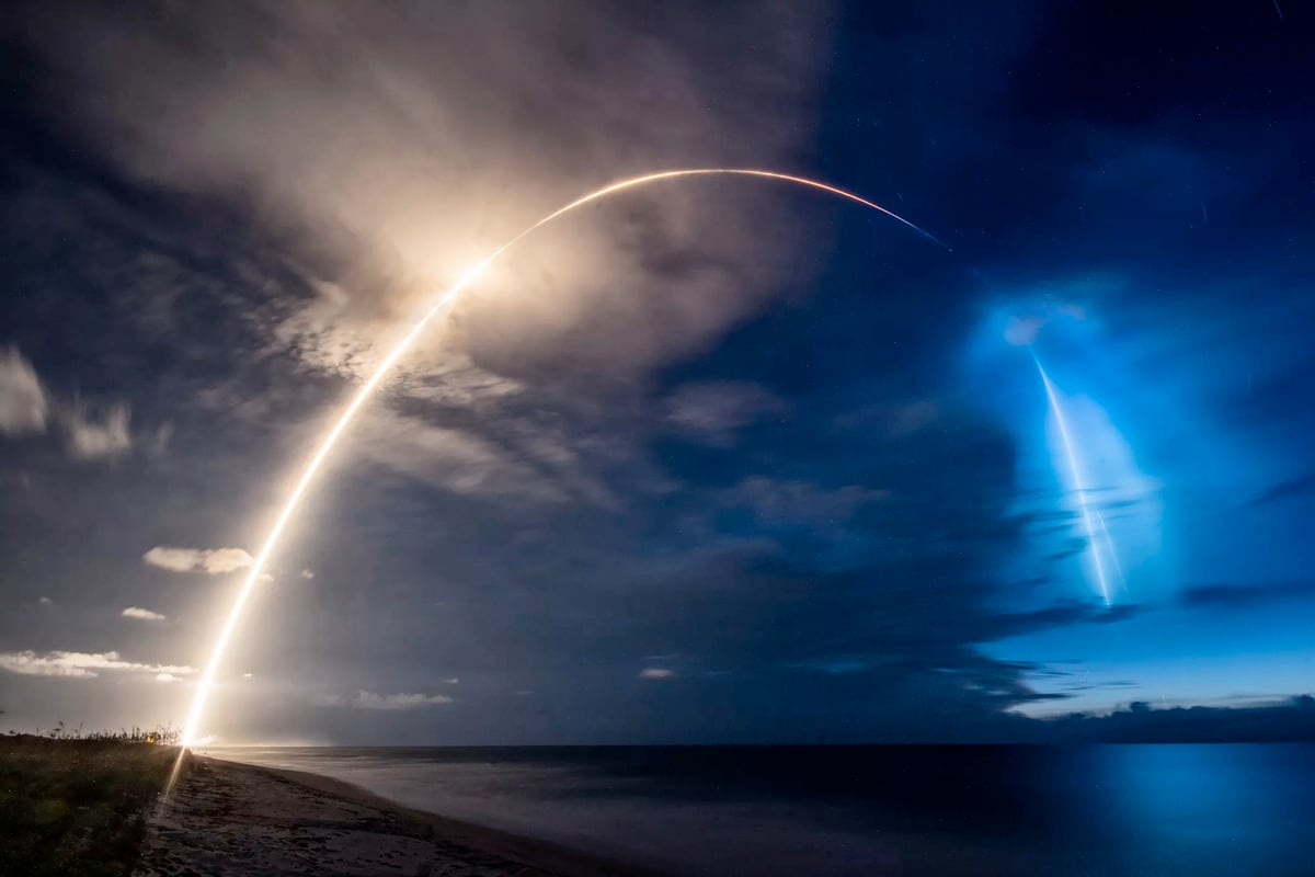 2020年6月13日，SpaceX用獵鷹9號發射58顆星鏈衛星升空的照片。（SpaceX）