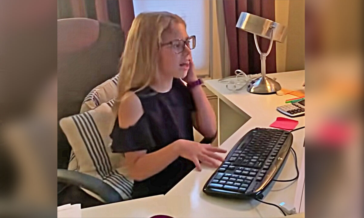 美國維珍尼亞州一位八歲女孩近期模仿她的母親居家辦公的一段影片，吸引了上千萬網友的關注與討論。（母親丘利斯提供）