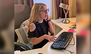 母親居家辦公超忙碌 八歲童精湛模仿成網紅（影片）