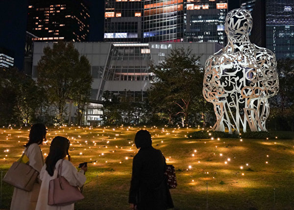 2023年11月13日,日本東京,虎之門燈光藝術展(Toranomon Light Art)期間,現場展示由荷蘭托爾工作室(Studio Toer)創作的燈光藝術作品「螢火蟲平原」(Firefly Field)。(Christopher Jue/Getty Images)