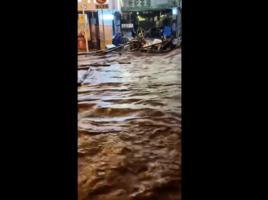 四川馬邊縣突發洪水 多地淹水 車輛被沖走（多影片）