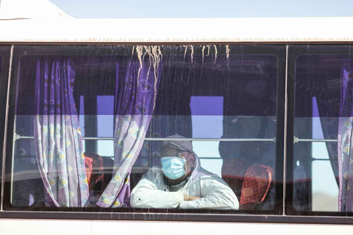 2021年10月16日，在中蒙邊境附近，一名卡車司機在大巴上等待接受COVID-19測試。因為疫情限制，司機們經歷嚴重的延誤，急切地想要交付貨物。 （Uugansukh Byamba/AFP via Getty Images）