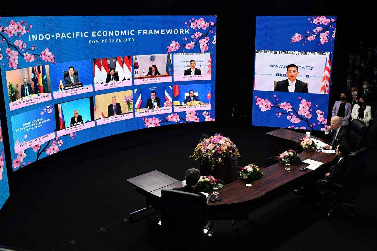 2022年5月23日，美國總統拜登和日本首相岸田文雄在東京泉花園畫廊（Izumi Garden Gallery）通過影片超連結與其它地區領導人一起啟動「印太經濟架構」（IPEF）項目。（Saul Lobe/AFP via Getty Images）