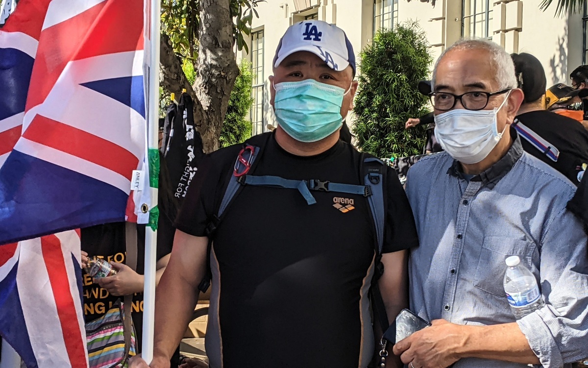 香港資深報人程翔（右）參與6月12日在帕薩迪納（Pasadena）市政府前舉行的聲援香港活動。（徐綉惠／大紀元）
