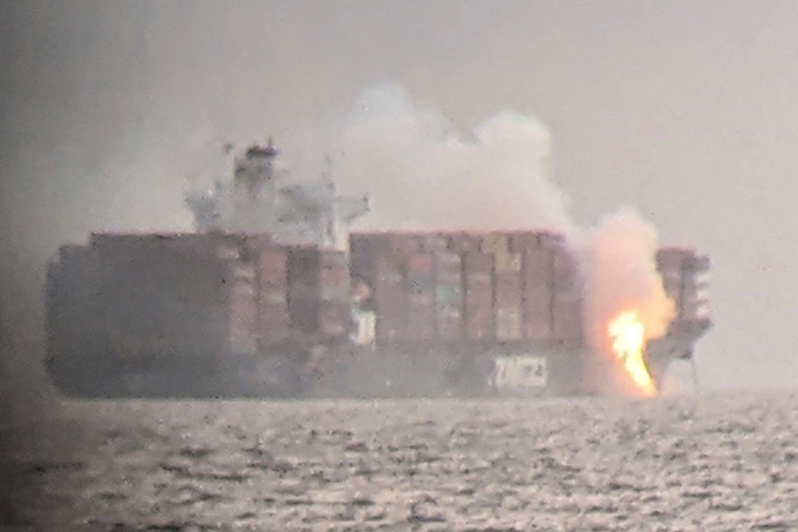 載化學品貨船加拿大外海起火 美加聯合評估環境危害