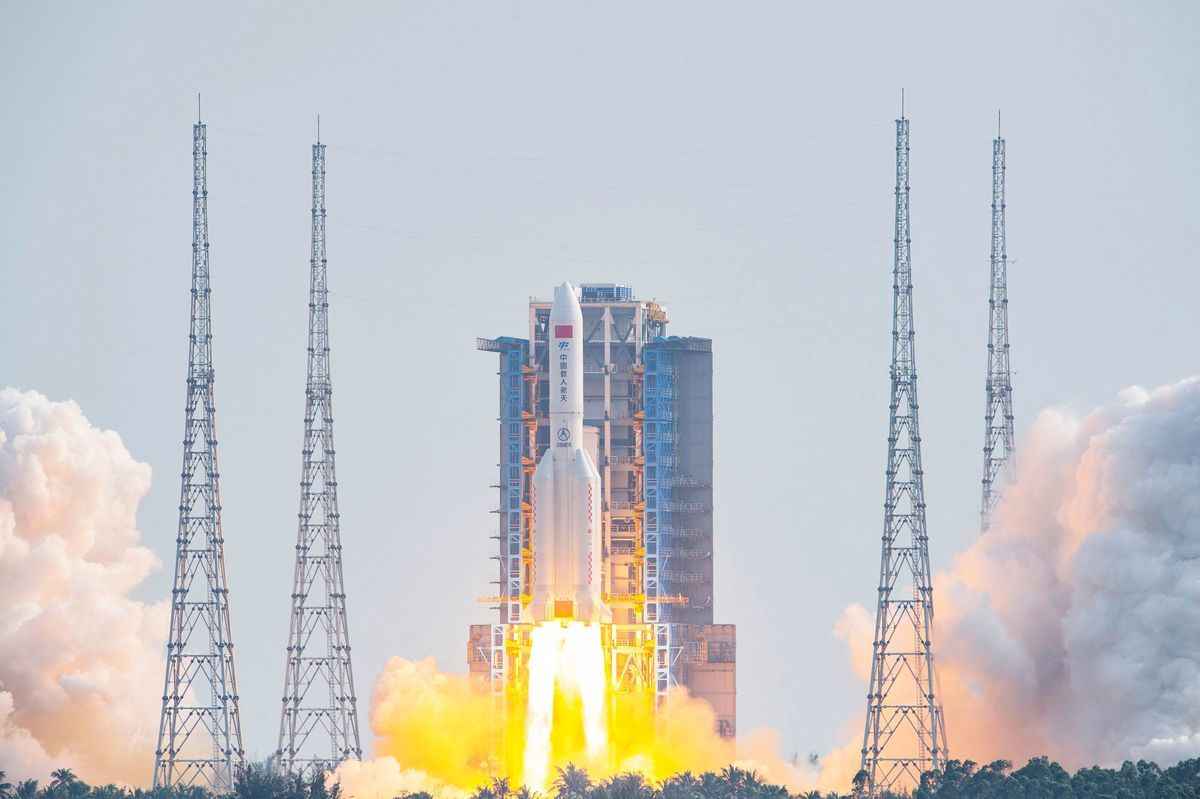 2022年12月14日，中國發射了藍箭航太公司開發的朱雀2號甲烷火箭，但朱雀2號似乎未能進入軌道，連帶損失了14顆衛星。圖為2022年10月31日，一枚長征火箭從海南省的文昌太空發射場升空。 （CNS/AFP via Getty Images）