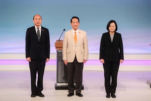 【新聞看點】台灣總統大選三黨激戰 北京沉默