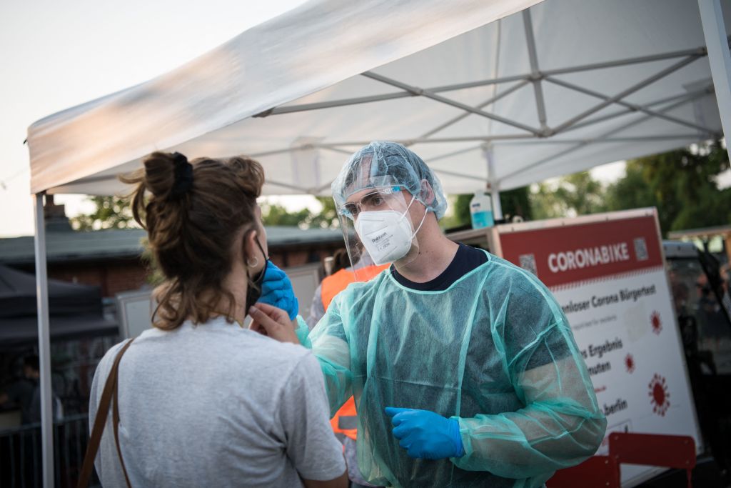 德國染疫者再度增加，圖為7月23日，一名婦女正在柏林移動測試站接受病毒檢測。（STEFANIE LOOS/AFP via Getty Images）