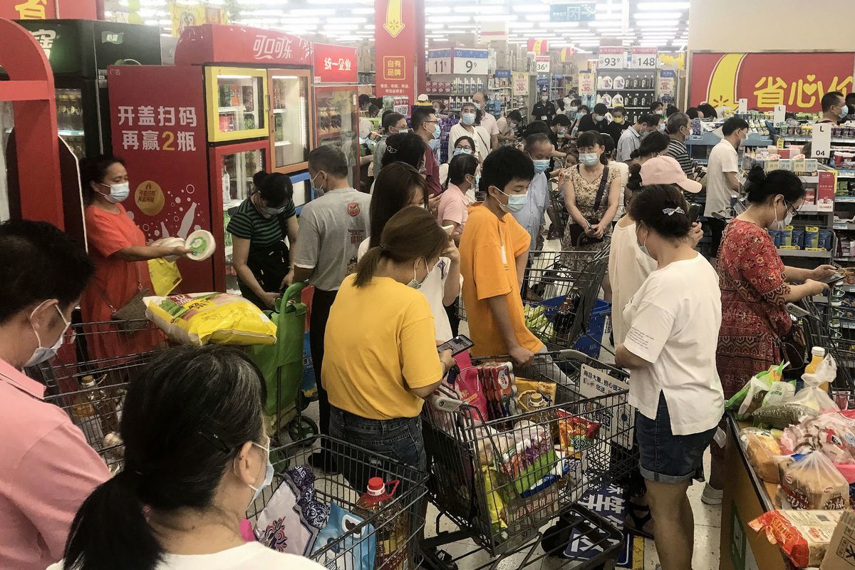受疫情影響，8月2日，武漢大批市民紛紛到超市購物、囤積物資。圖為武漢市的一家超市。（STR/AFP via Getty Images）