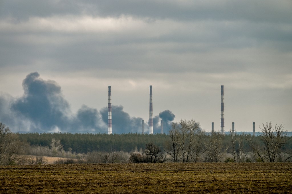2022年2月22日，在俄羅斯承認烏克蘭東部的分離主義共和國獨立，並命令俄羅斯軍隊進駐的第二天，烏克蘭東部城市盧甘斯克附近的沙斯蒂亞鎮外遭到炮擊，一座發電廠冒出濃煙。（Aris Messinis/AFP）
