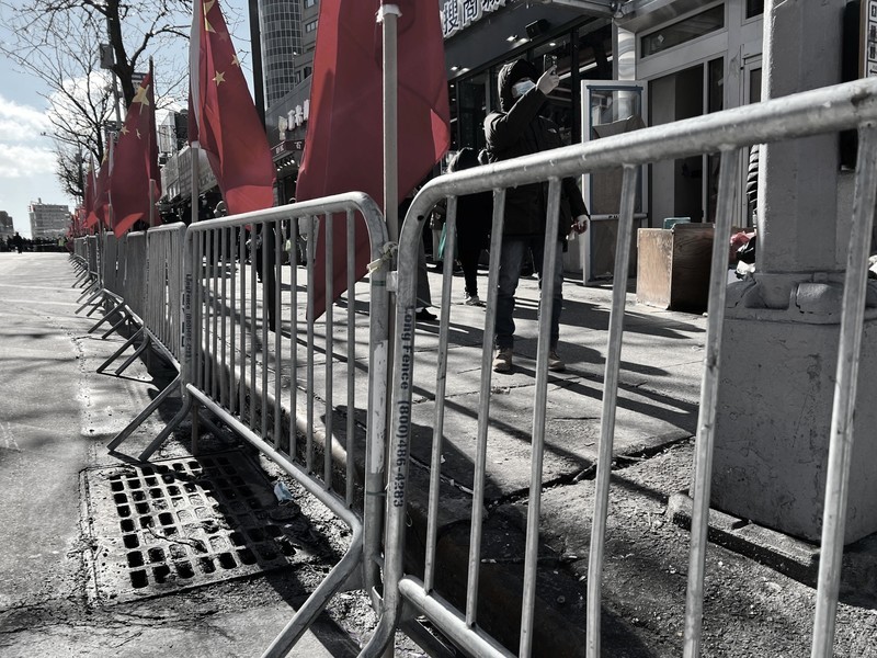紐約華人區遊行  親共分子掛五星旗卻不現身 引發當地華人熱議