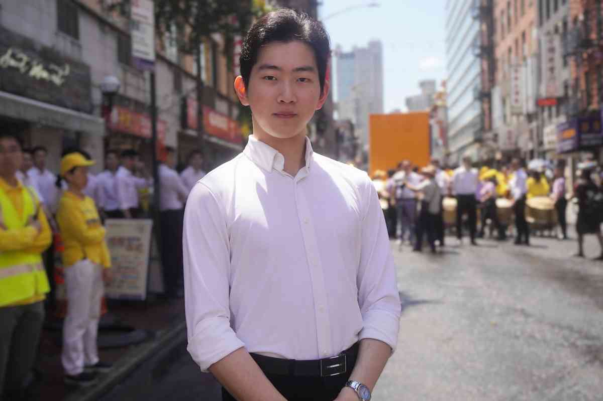 2025年7月20日,大紐約地區數千名法輪功學員在曼哈頓中國城舉行「停止迫害法輪功」大遊行。數百名神韻藝術家及工作人員組成的方陣也加入到遊行隊列。圖為神韻主要領舞演員郭新宇接受媒體採訪。(Mark Zou/大紀元)