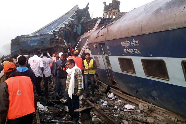 印度北部今天（20日）發生重大火車出軌意外，目前已造成至少91人罹難，並有逾百人受傷。（AFP PHOTO）
