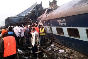 印度火車出軌翻覆 至少91人死亡逾百人傷