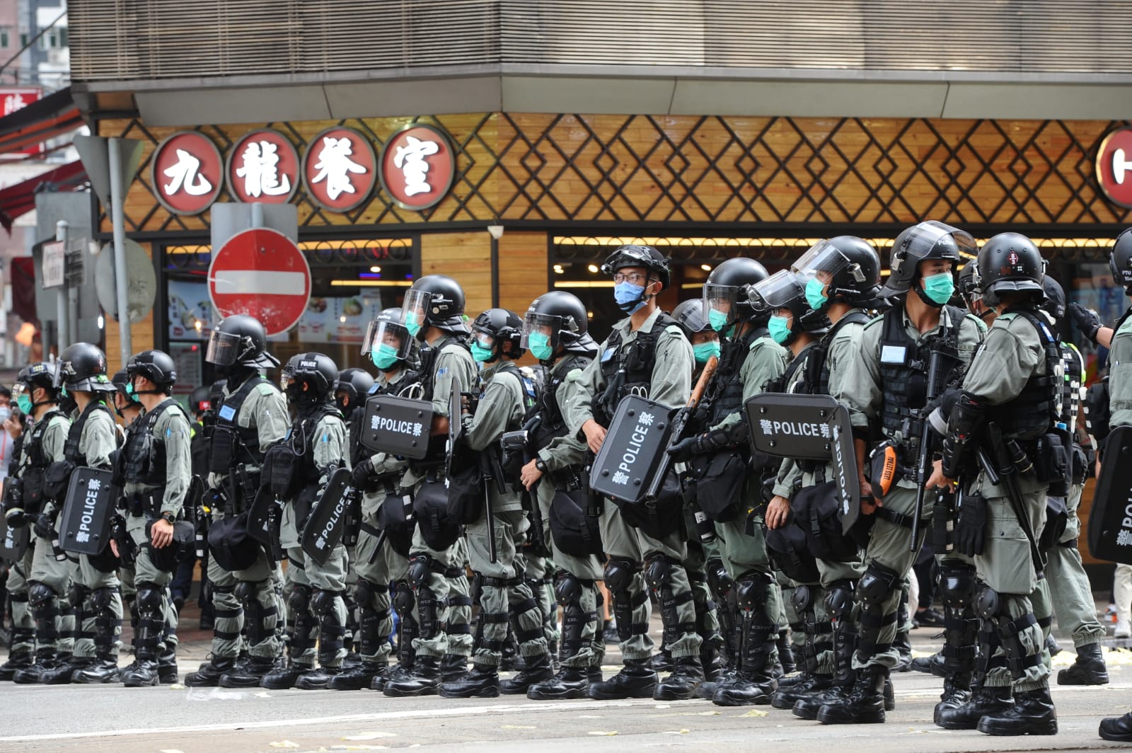 2020年7月9日，澳洲外交部再次升級旅行警告，建議仍留在香港的澳人應考慮離開這座城市。圖為2020年7月1日，香港防暴警察。（宋碧龍／大紀元）