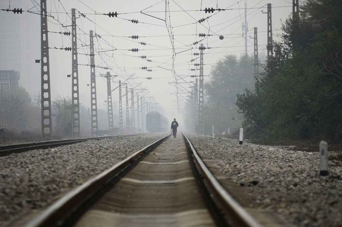 圖為2016年11月10日，北京附近一條電氣化鐵路上方的高架電網。示意圖。（Wang Zhao/AFP via Getty Images）