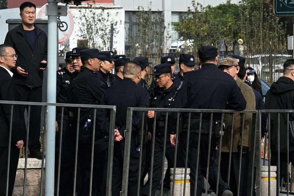 2023年11月2日，李克強去世後，北京八寶山革命公墓入口處保安人員。 （PEDRO PARDO/AFP via Getty Images）