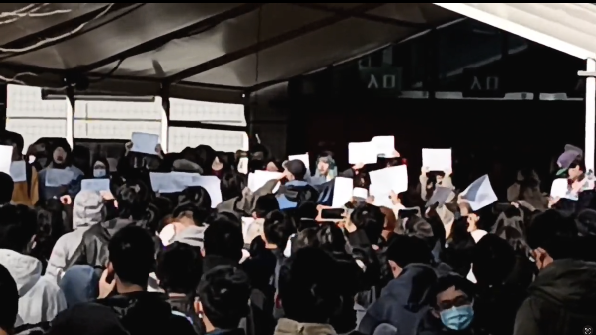 北京清華大學生11月27日舉白紙抗議，表達對中共過度封控的憤怒。（影片截圖）