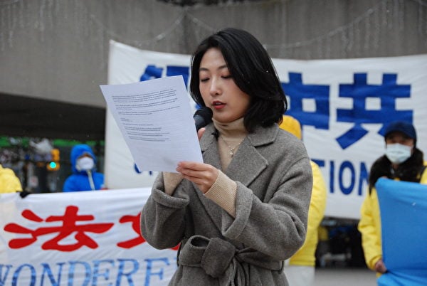 2021年12月7日，加拿大謝爾丹學院（Sheridan College）動畫系研究生劉銘園（Lucy Liu）在集會上呼籲營救母親劉艷。（伊鈴/大紀元）