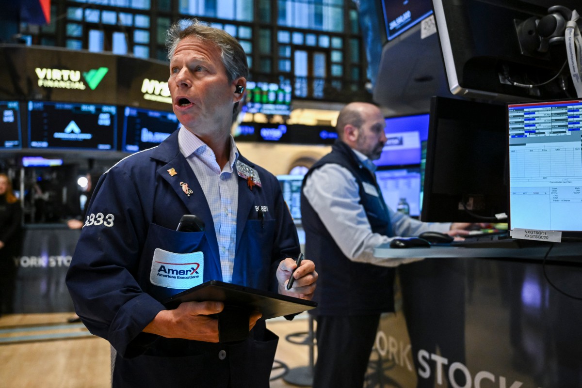 圖為2025年4月8日,交易員在紐約證券交易所(NYSE)大廳工作。(Angela Weiss/AFP)