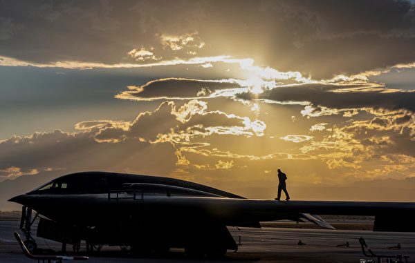  1月27日，美軍的B-52同溫層堡壘轟炸機從本土直飛中東，與沙特阿拉伯空軍的F-15SA戰鬥機一起飛行。（美國空軍）