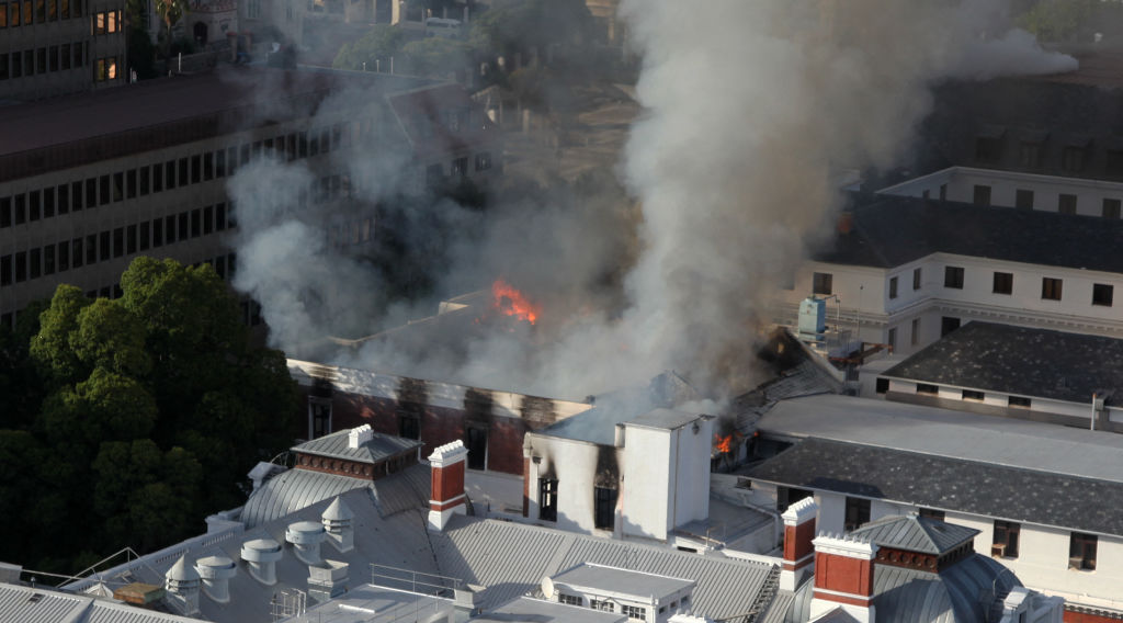 南非議會大廈遭嚴重火災 總統：毀滅性事件