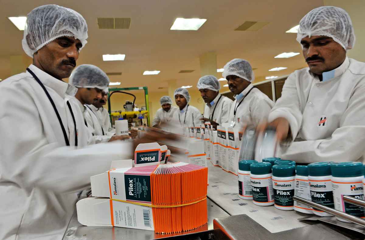 2013年2月14日，印度班加羅爾，一間藥廠的包裝工人正在工作。（Manjunath Kiran/AFP via Getty Images）